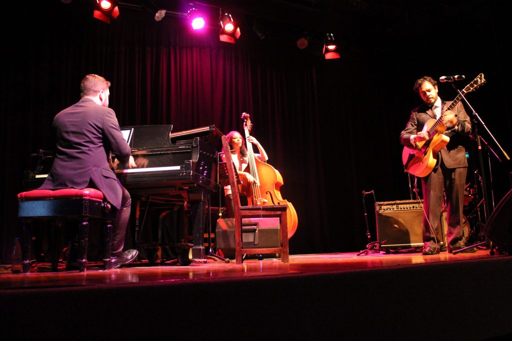 Ricardo Baldacci Trio no CCPA. Michel Santos (piano), Vanessa Ferreira (contrabaixo), Ricardo Baldacci (guitarra e voz).